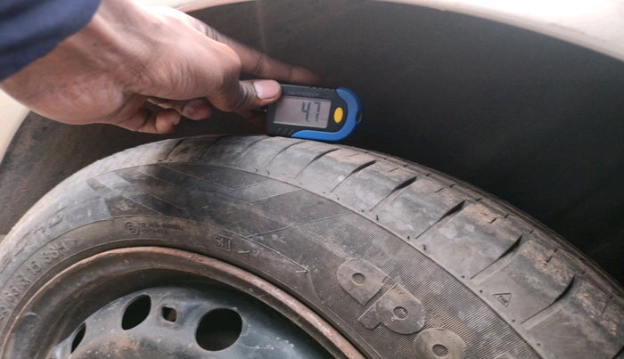 2013 Volkswagen Vento COMFORTLINE 1.6, Petrol, Manual, 1,06,443 km, tyre