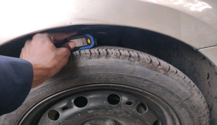 2013 Volkswagen Vento COMFORTLINE 1.6, Petrol, Manual, 1,06,443 km, tyre