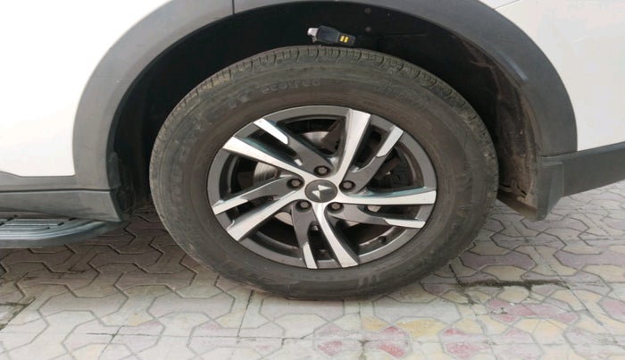 2023 Mahindra XUV700 AX 5 D AT 7 STR, Diesel, Automatic, 29,747 km, tyre