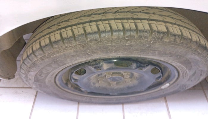 2012 Skoda Rapid 1.6 MPI ACTIVE, Petrol, Manual, 50,966 km, tyre