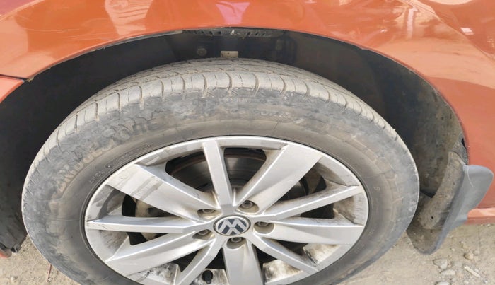 2015 Volkswagen Polo HIGHLINE1.2L, Petrol, Manual, 1,50,381 km, tyre