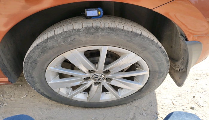 2015 Volkswagen Polo HIGHLINE1.2L, Petrol, Manual, 1,50,381 km, tyre