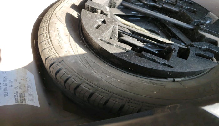 2015 Volkswagen Polo HIGHLINE1.2L, Petrol, Manual, 1,50,381 km, tyre