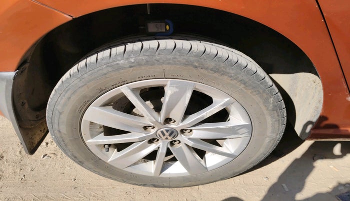 2015 Volkswagen Polo HIGHLINE1.2L, Petrol, Manual, 1,50,381 km, tyre