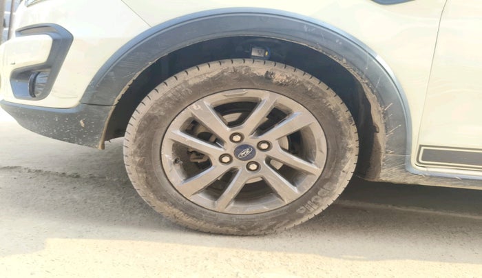 2020 Ford FREESTYLE TITANIUM 1.2 PETROL, Petrol, Manual, 1,55,011 km, tyre