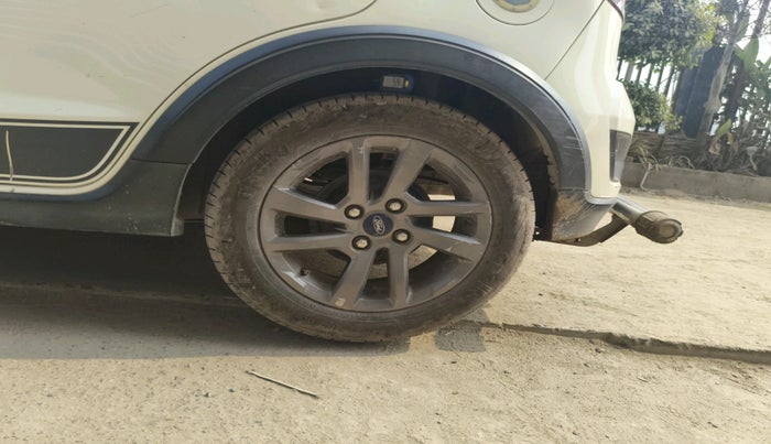 2020 Ford FREESTYLE TITANIUM 1.2 PETROL, Petrol, Manual, 1,55,011 km, tyre