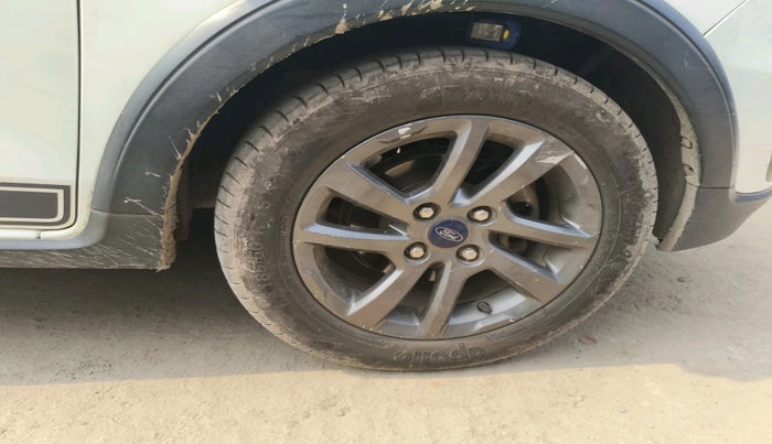 2020 Ford FREESTYLE TITANIUM 1.2 PETROL, Petrol, Manual, 1,55,011 km, tyre