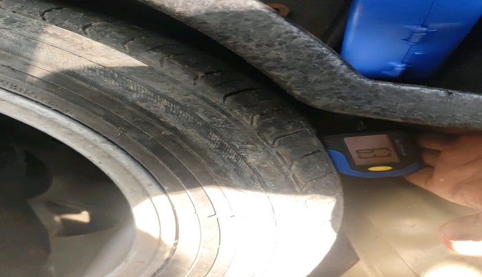 2011 Volkswagen Vento HIGHLINE DIESEL 1.6, Diesel, Manual, 1,04,519 km, tyre