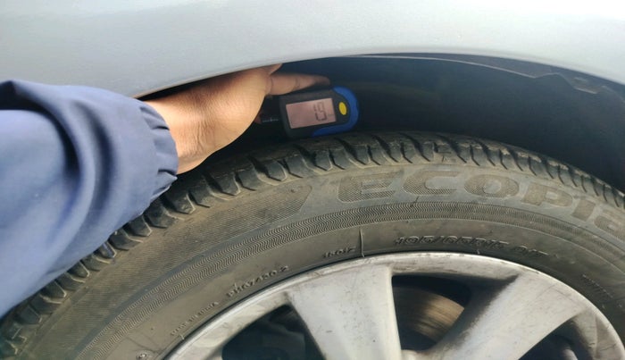 2011 Toyota Corolla Altis G PETROL, Petrol, Manual, 1,82,553 km, tyre