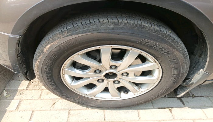 2018 Mahindra XUV500 W9, Diesel, Manual, 1,30,656 km, tyre