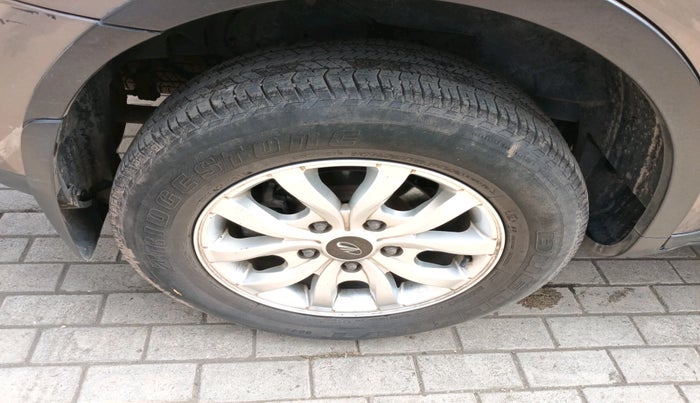 2018 Mahindra XUV500 W9, Diesel, Manual, 1,30,656 km, tyre