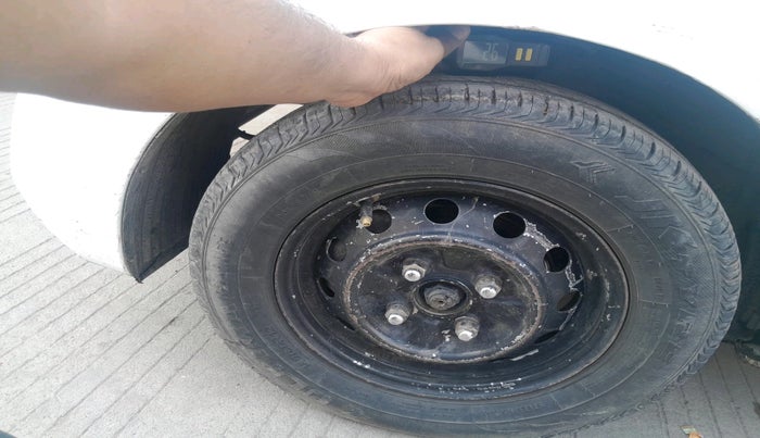 2016 Hyundai Eon ERA +, Petrol, Manual, 1,53,762 km, tyre