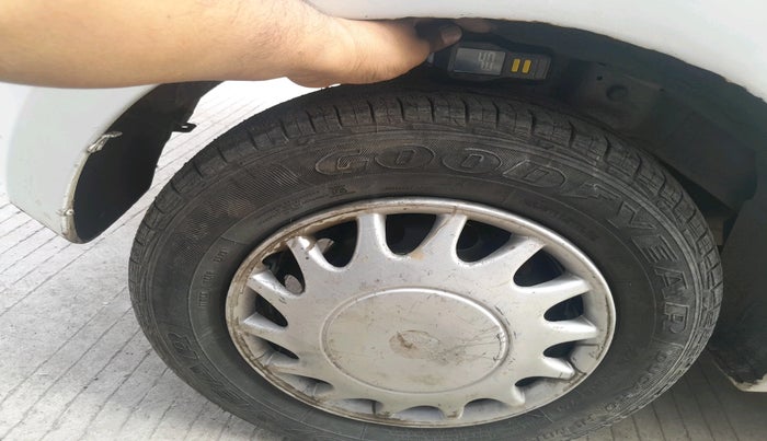 2016 Hyundai Eon ERA +, Petrol, Manual, 1,53,762 km, tyre