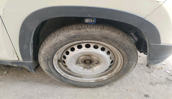 2016 Mahindra Kuv100 K4 6 STR, Petrol, Manual, 41,600 km, tyre