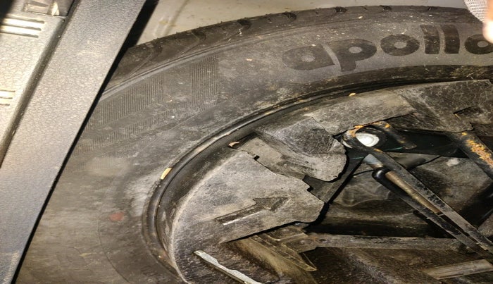 2015 Volkswagen Polo COMFORTLINE 1.2L, Petrol, Manual, 52,400 km, tyre