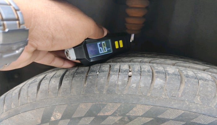 2015 Volkswagen Polo COMFORTLINE 1.2L, Petrol, Manual, 52,400 km, tyre