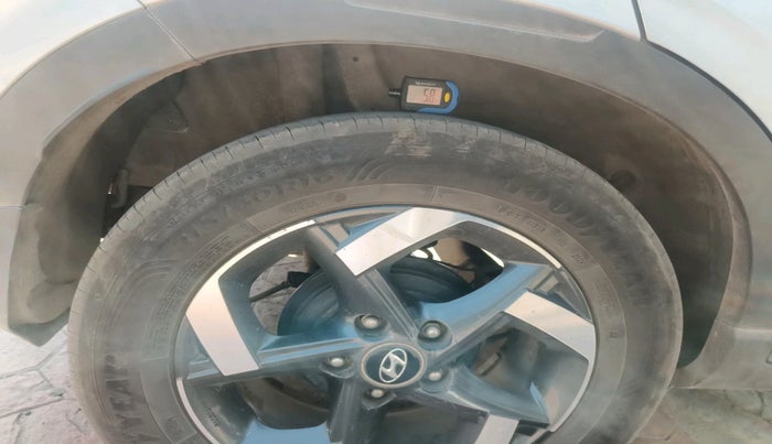 2019 Hyundai VENUE SX PLUS 1.0 TURBO DCT, Petrol, Automatic, 1,21,056 km, tyre