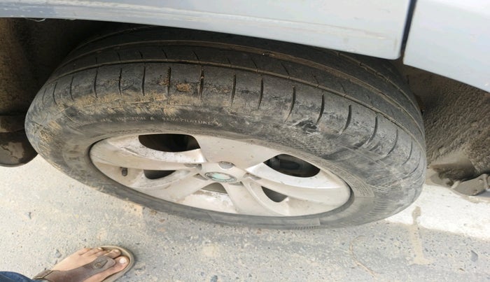 2011 Skoda Yeti AMBITION 2.0 TDI CR 4X2, Diesel, Manual, 1,80,781 km, tyre