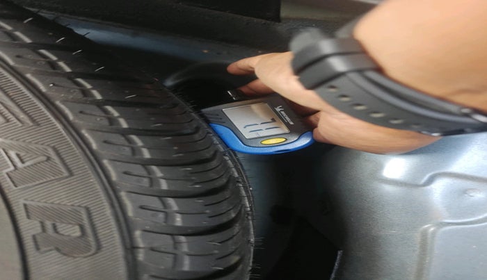 2021 Skoda Superb SPORTLINE AT, Petrol, Automatic, 1,04,617 km, tyre