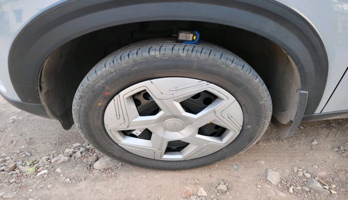 2025 Tata NEXON PURE SUNROOF 1.2 PETROL, Petrol, Manual, 8,775 km, tyre