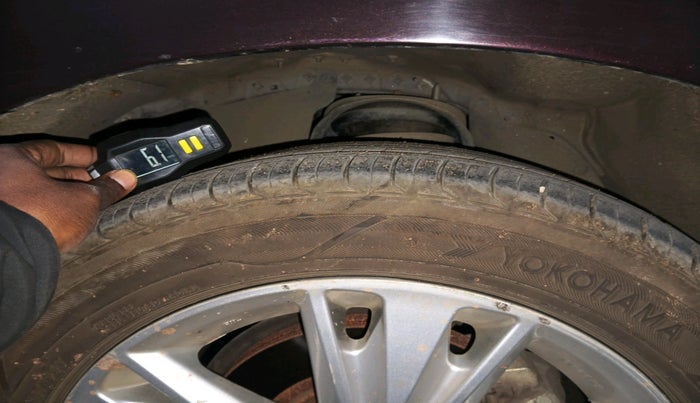 2016 Toyota Innova Crysta 2.4 ZX 7 STR, Diesel, Manual, 2,04,034 km, tyre