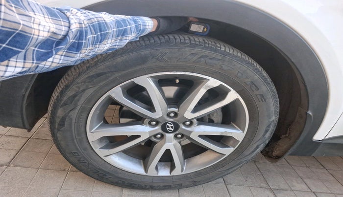 2014 Hyundai Santa Fe 2 WD AT, Diesel, Automatic, 1,21,224 km, tyre