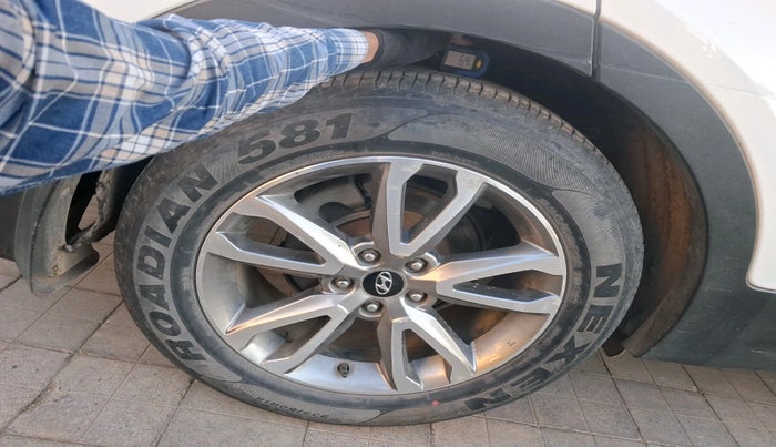 2014 Hyundai Santa Fe 2 WD AT, Diesel, Automatic, 1,21,224 km, tyre