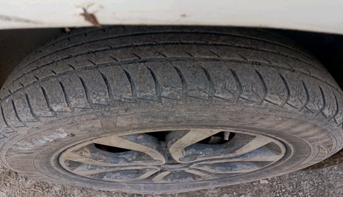 2014 Nissan Terrano XL (D), Diesel, Manual, 1,17,465 km, tyre