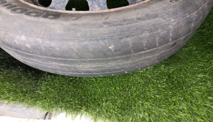 2014 Nissan Terrano XL (D), Diesel, Manual, 1,17,465 km, tyre