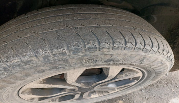 2014 Nissan Terrano XL (D), Diesel, Manual, 1,17,465 km, tyre