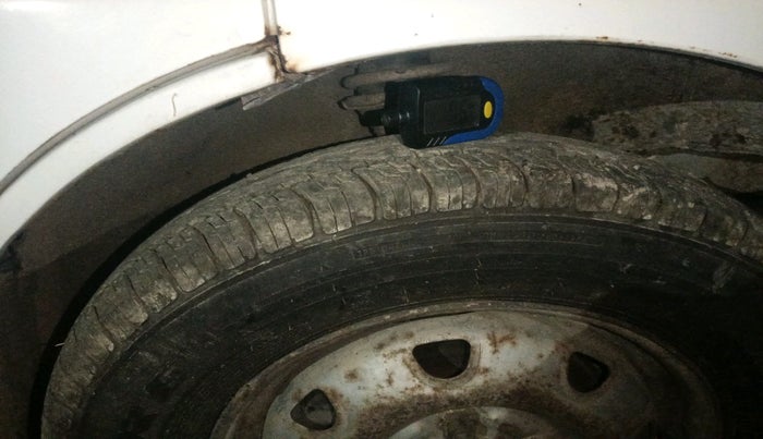 2015 Maruti Eeco 5 STR CNG WITH HTR, Petrol, Manual, 68,326 km, tyre