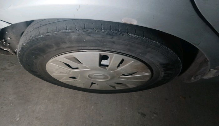 2012 Maruti Swift LXI, Petrol, Manual, 1,29,640 km, tyre