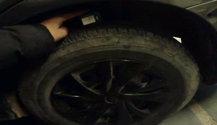 2017 Maruti Dzire LXI, Petrol, Manual, 37,800 km, tyre