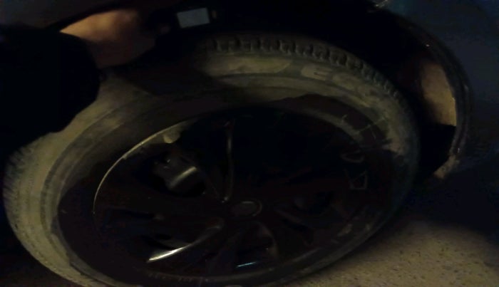 2017 Maruti Dzire LXI, Petrol, Manual, 37,800 km, tyre