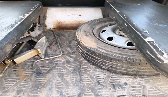 2015 Maruti Eeco 5 STR WITH A/C+HTR, Petrol, Manual, 1,74,429 km, tyre