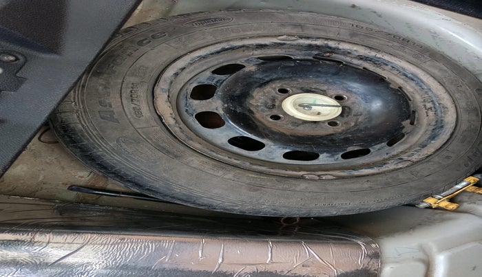 2011 Ford Figo ZXI 1.2 PETROL, Petrol, Manual, 1,46,646 km, tyre