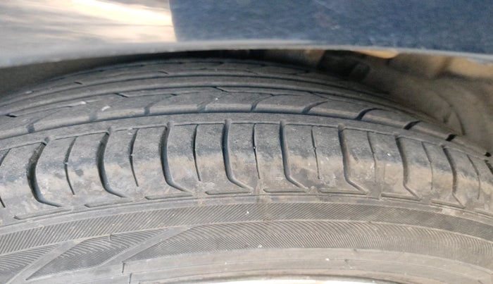 2015 Volkswagen Vento HIGHLINE 1.6 MPI, Petrol, Manual, 90,601 km, tyre