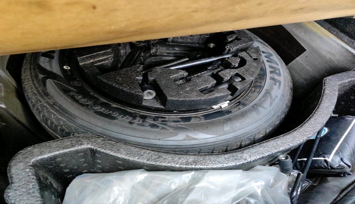 2015 Volkswagen Vento HIGHLINE 1.6 MPI, Petrol, Manual, 90,601 km, tyre