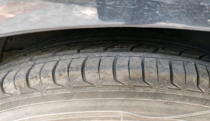 2015 Volkswagen Vento HIGHLINE 1.6 MPI, Petrol, Manual, 90,601 km, tyre