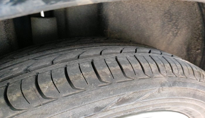 2015 Volkswagen Vento HIGHLINE 1.6 MPI, Petrol, Manual, 90,601 km, tyre