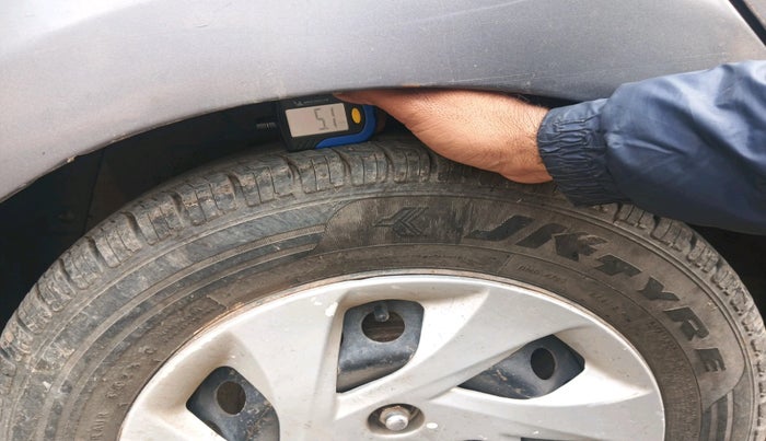 2016 Hyundai Grand i10 SPORTZ 1.2 KAPPA VTVT, CNG, Manual, 1,07,868 km, tyre