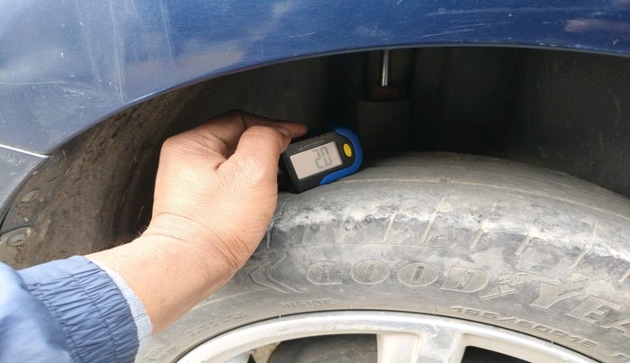 2013 Volkswagen Vento HIGHLINE 1.6 MPI, Petrol, Manual, 1,48,543 km, tyre