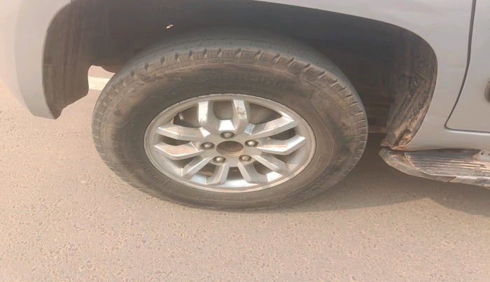 2016 Mahindra TUV300 T8, Diesel, Manual, 2,10,417 km, tyre