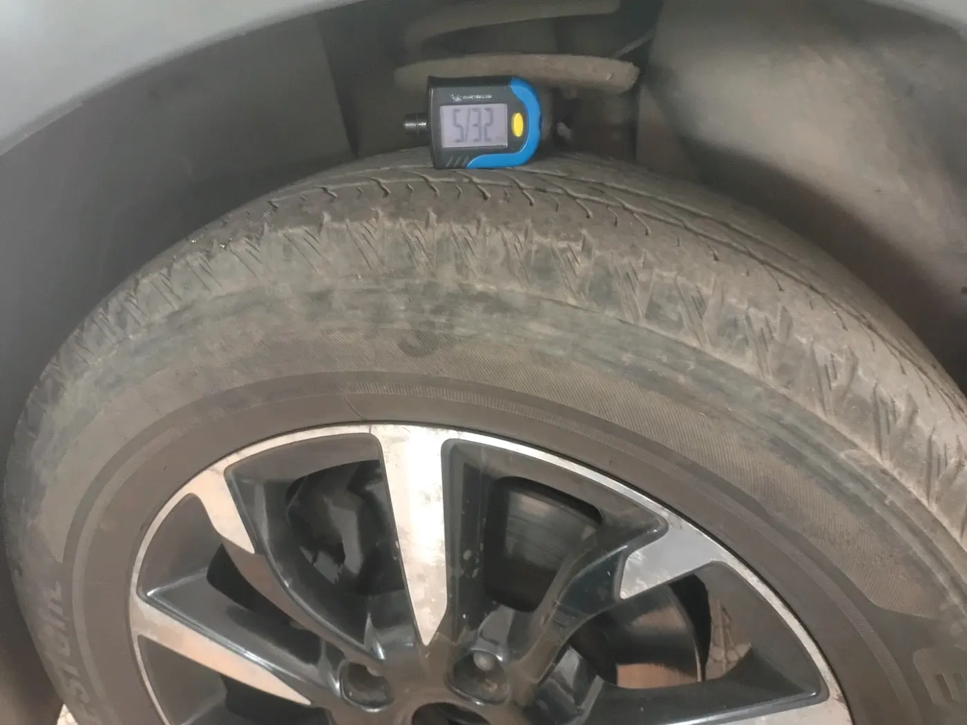 2019 Mahindra XUV500 W11, Diesel, Manual, 30,200 km, tyre