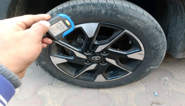 2022 Tata PUNCH CREATIVE AMT 1.2 RTN DUAL TONE, Petrol, Automatic, 65,043 km, tyre