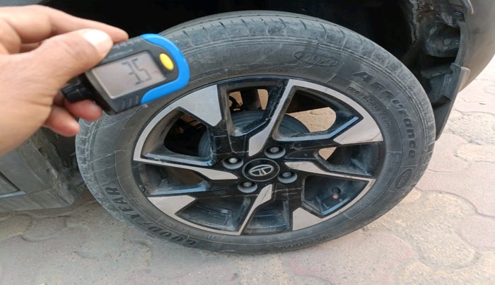 2022 Tata PUNCH CREATIVE AMT 1.2 RTN DUAL TONE, Petrol, Automatic, 65,043 km, tyre