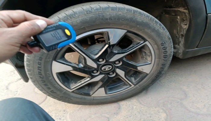 2022 Tata PUNCH CREATIVE AMT 1.2 RTN DUAL TONE, Petrol, Automatic, 65,043 km, tyre