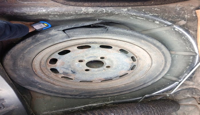 2012 Ford Figo ZXI 1.4 DIESEL, Diesel, Manual, 1,42,826 km, tyre