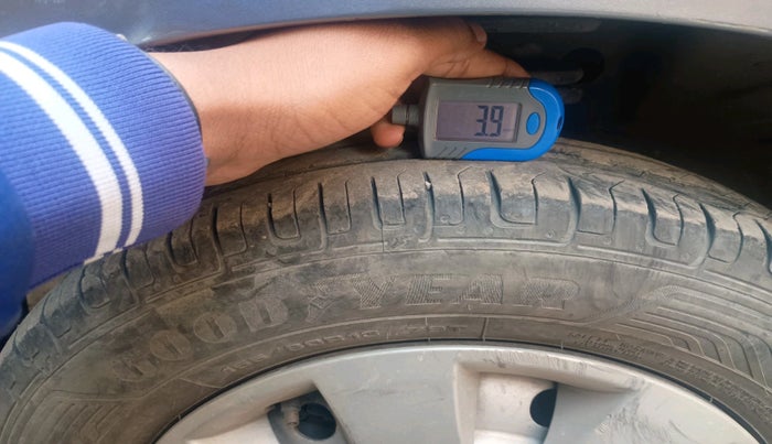 2012 Maruti Wagon R 1.0 LXI, Petrol, Manual, 1,50,303 km, tyre