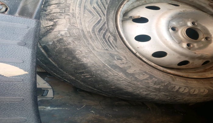 2012 Maruti Wagon R 1.0 LXI, Petrol, Manual, 1,50,303 km, tyre